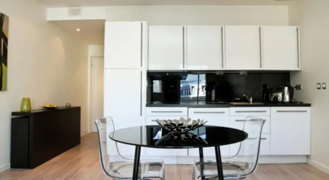 Chic Studio at Arc de Triomphe and Champs Elysees, Забронировать Апартаменты/квартира 8-й округ: Елисейские поля Париж, рядом с Мальзерб