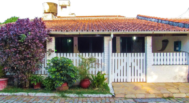 Casa c churrasq e lazer perto do mar, Cabo Frio RJ, Забронировать Отель Отели штата Рио-де-Жанейро с парковкой, Парковка