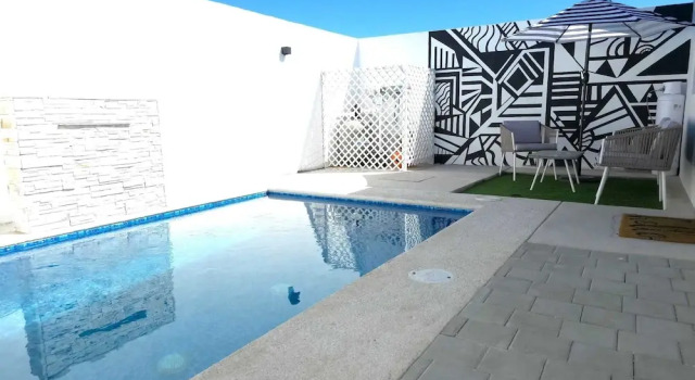 Коттедж Beautiful 3bed 2bath new Home With Pool in Town