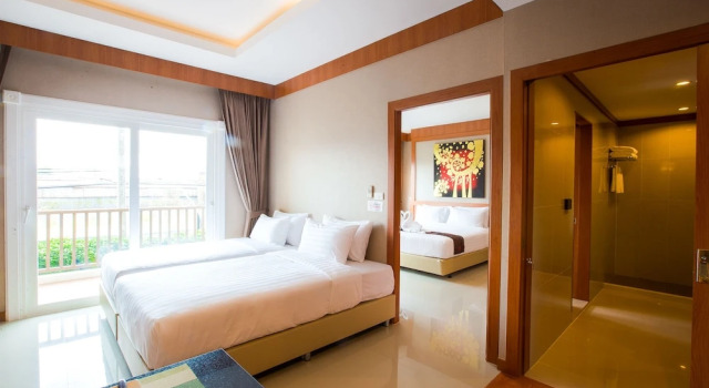 Семейный номер Standard с 2 комнатами с балконом Romantic Khon Kaen Hotel