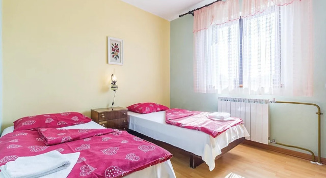 Beautiful Home in Volme With Wifi and 2 Bedrooms, Reserva ahora Hotel Hoteles en Valbonasa con piscina, Piscina