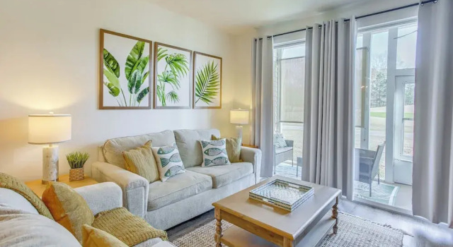 Апартаменты с 2 комнатами Golf Course View & Pool Access: River Oaks Condo