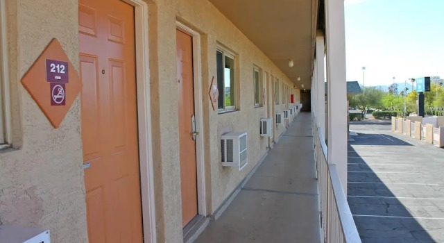 Łóżko w pokoju wieloosobowym Rodeway Inn Tucson