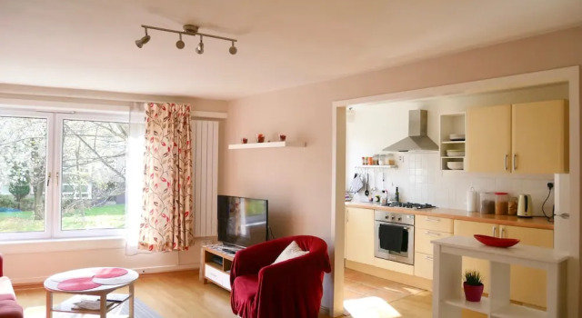 Bright 2 Double Bedrooms Apartment, Prenota Appartamento Hotel a Lothian con parcheggio, Parcheggio