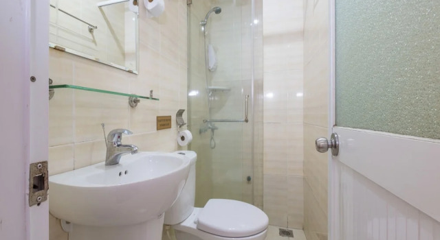 Кровать в общем номере Blue River Hotel