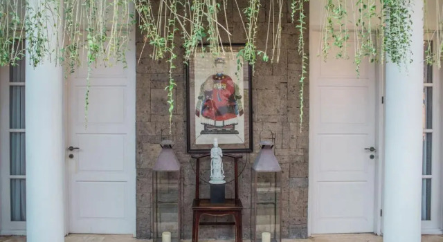 Mosan House - unique art-filled gem in perfect location a short walk from the beach or Seminyak Square including AC office for remote working, Забронировать Отель Семиньяк Бадунг