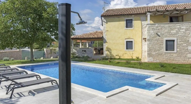 Вилла Ive in Orbanići with 5 bedrooms and 2 bathrooms