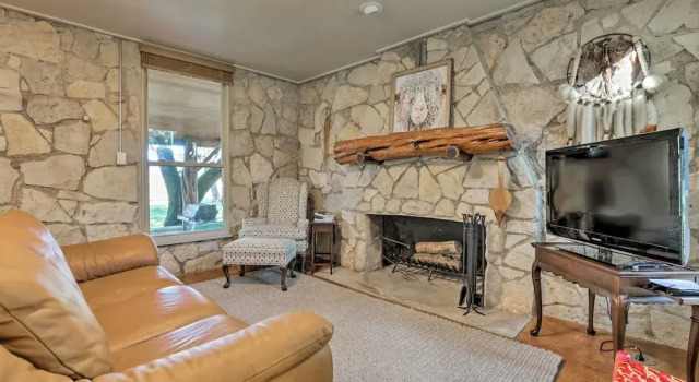 Blanco Riverfront Historic Home, 3 Mi to Downtown!, Buchen Sie Ferienhaus Villen in Albert, Villa