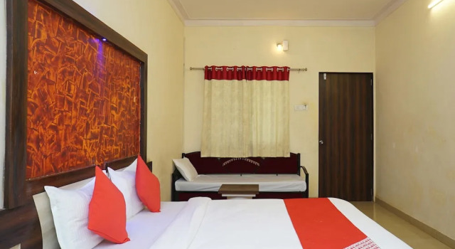 OYO 19792 Shivneri Motels