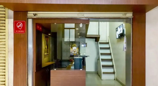 OYO 2453 Hotel Mangesh Plaza