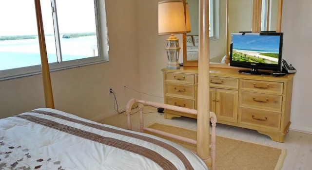 Top Floor Beachfront Condo With Ocean Views/pool/spa, Забронировать Отель Отели в центре Марко-Айленд, в центре, Парковка