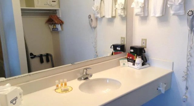 Номер Standard Days Inn by Wyndham Oceanside