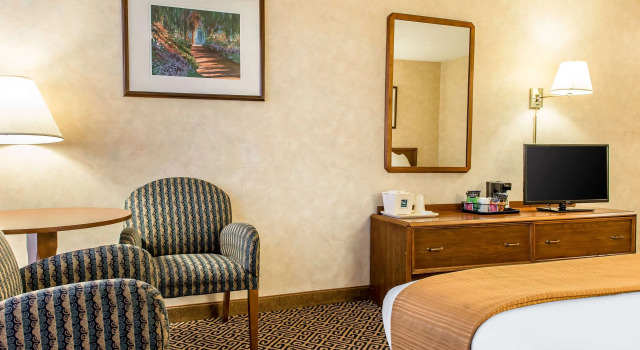 Четырёхместный номер Standard Quality Inn and Conference Center