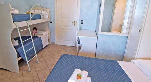 Четырёхместный номер Standard с видом на море Hotel Capital