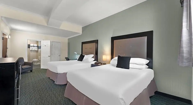 Четырёхместный номер Standard c 1 комнатой Quality Inn Philadelphia Center City