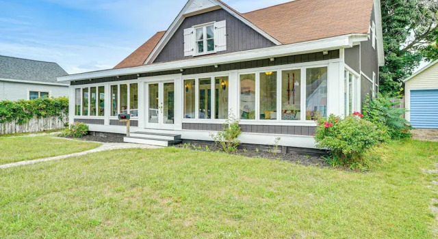 Spacious Vintage Gem w/ Sunroom in Manistee!, Buchen Sie Ferienhaus Manistee Michigan