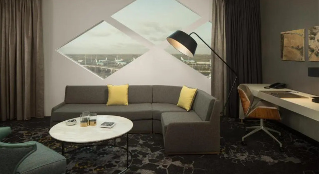Двухместный Lounge Access Suite Airport View Отель Hilton Amsterdam Airport Schiphol