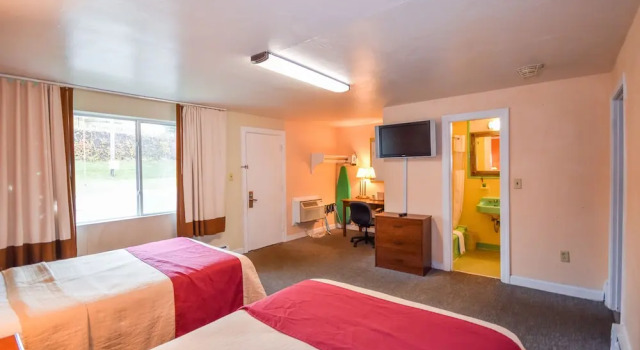 Двухместный номер Deluxe с 2 комнатами Monticello Inn- Framingham/ Boston