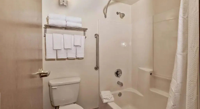 Четырёхместный люкс SureStay Plus Hotel by Best Western SeaTac Airport