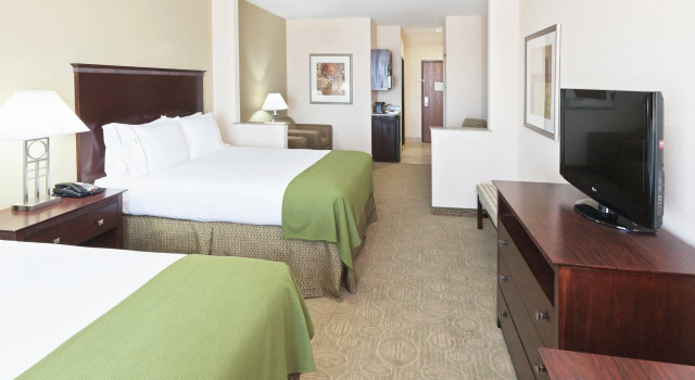 Четырёхместный люкс Holiday Inn Express Hotel & Suites Brownfield by IHG