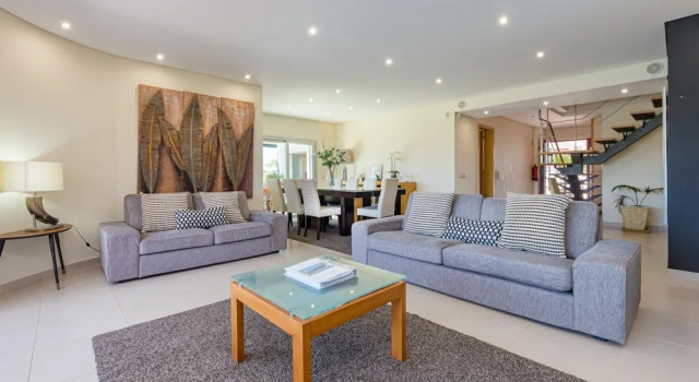 Maria in Albufeira With 6 Bedrooms and 5 Bathrooms, Забронировать Вилла Отели Алгарви с парковкой, Парковка