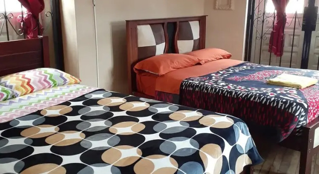 Кровать в общем номере Hostal Mediodia