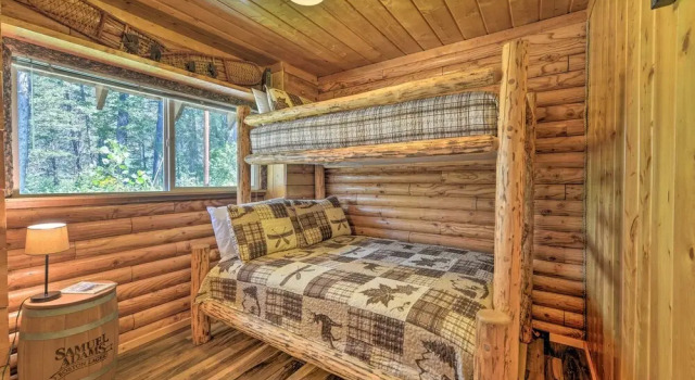 Коттедж Alpine Adventures: Cozy Log Cabin w/ Deck & Views!