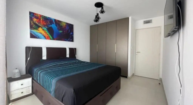 Beautiful Bright Apt At 3 Min Walk From The Beach
