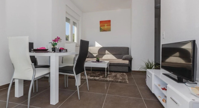 Nice Home in Saldun With Wifi and 1 Bedrooms, Buchen Sie Ferienwohnung Hotels in Gespanschaft Split-Dalmatien mit Pool, Schwimmbad
