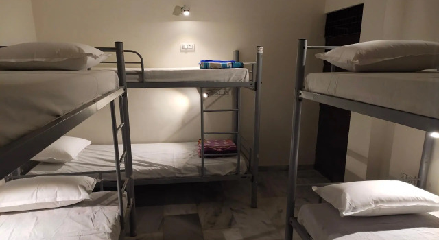 Кровать в общем номере Big Brother hostel Hotel