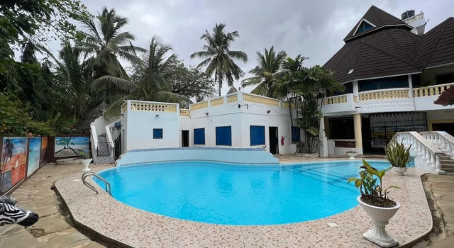 Luxurious 4-bedroom Holiday House With Pool Access in Diani Beach, Varaa Lomakoti Hotellit Coast Region uima-altaalla, Uima-allas