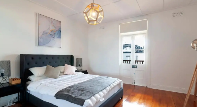 Luxurious Historic Home with Harbour Bridge Views, Забронировать Отель Миллерз-Пойнт Новый Южный Уэльс