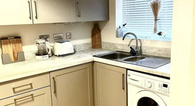 Beautiful 3-bed House in Bradford, Varaa Lomakoti Mökit kohteessa Merseyside, Mökki