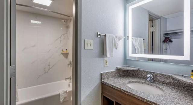 Люкс Drury Inn Suites Westport
