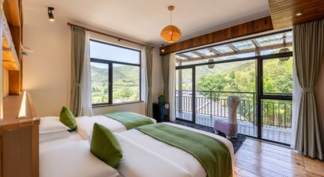 Двухместный люкс с балконом и с видом на горы Moganshan Yufei Chinese Inn (Xiantan Village Scenic Area)