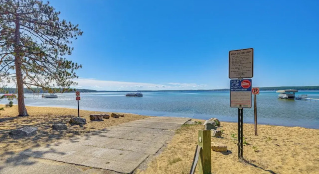 Коттедж 2 Blocks to Boat Ramp: Higgins Lake House w/ Grill