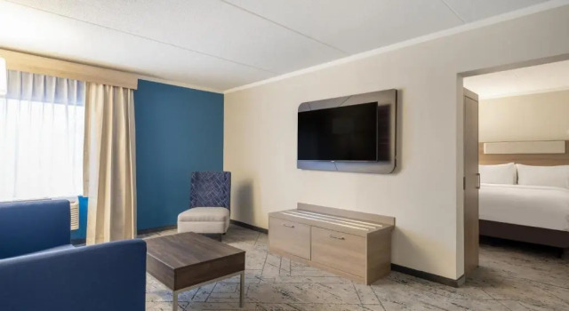 Четырёхместный люкс с 2 комнатами Holiday Inn Express & Suites Greensboro - I-40 atWendover by IHG