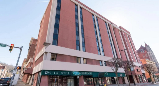 The Mclure Hotel & Conference Center, Book Hotel Hoteller i Wheeling med parkering, Parkering