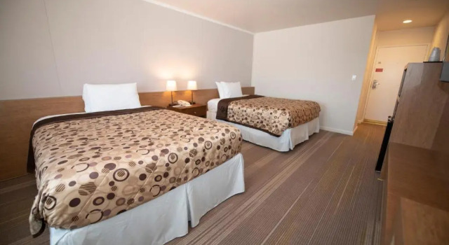 Четырёхместный номер Standard Brookhurst Plaza Inn