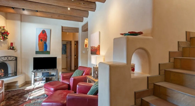 Art Haven - Stylish Southwestern Comfort, Walk to The Plaza