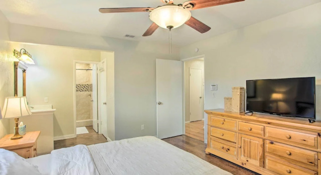 Коттедж с 4 комнатами Yard + Patio: Dallas Area Home By Parks & Dining