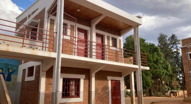 Chambres d'hôtes du lycée Picot de Clorivière dont les revenues financent l'éducation des élèves, Boek Hotel Antsirabe 