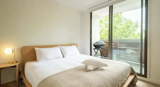 Charming 1BR in Fitzroy w/ Parking, Pool, + Gym!