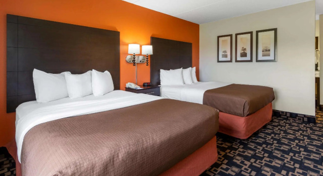 Четырёхместный номер Standard AmericInn by Wyndham Wausau