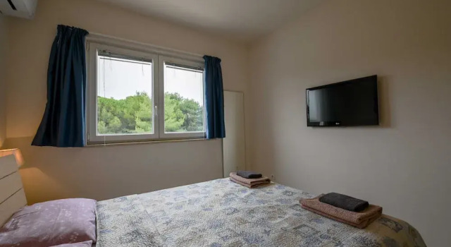 Апартаменты Scenic and Refined Retreat Apartment With Balcony
