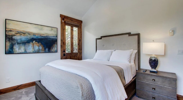 Коттедж Modern 5bdr Right off Main Street w/ Hot Tub Main Street Escape by Avantstay