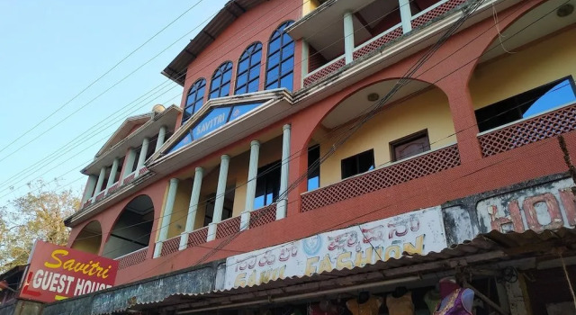 Iroomz Savitri Guest House