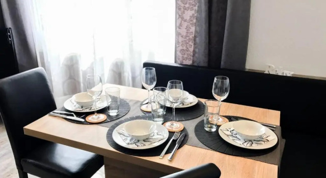 Schöne, neue Ferienwohnung am Rhein und mit Balkon