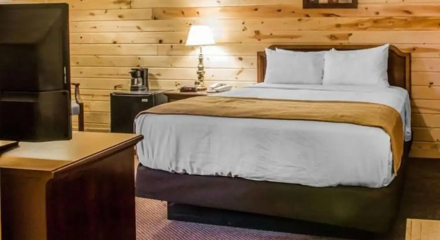 Mackinac Lodge, Забронировать Отель Отели Макино-Сити с бассейном, рядом с Гольф-клуб Animal Tracks Adventure, Бассейн