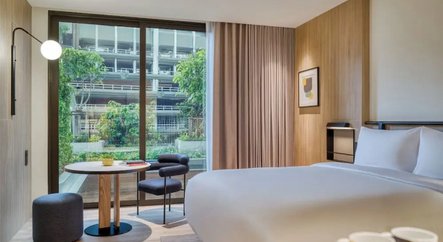 Двухместный номер Deluxe с балконом и с видом на внутренний двор voco Bangkok Surawong by IHG